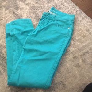 Size 9, celebrity pink. Teal pants.